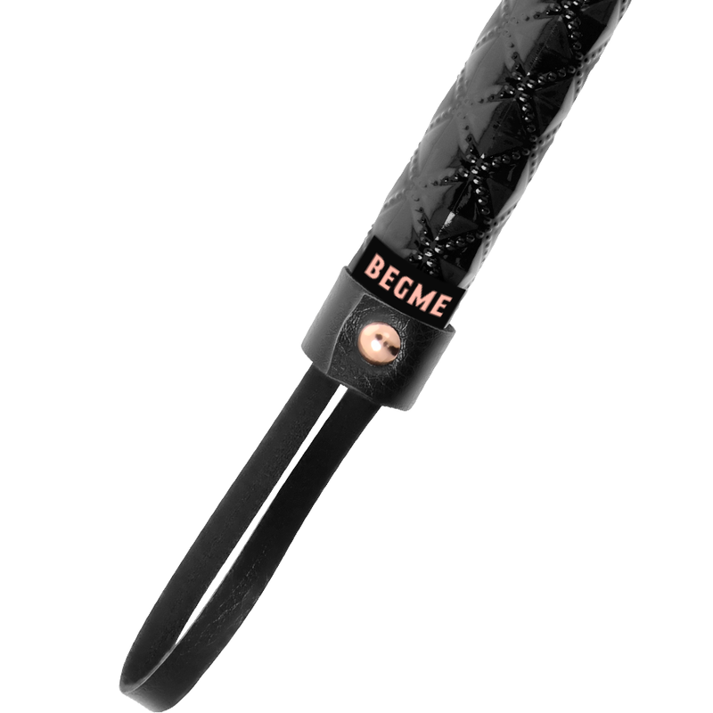 Peitschenpeitsche in der Black Edition aus veganem Leder