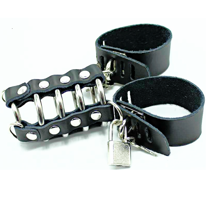 Peniskäfig mit Metallringen und Lederband