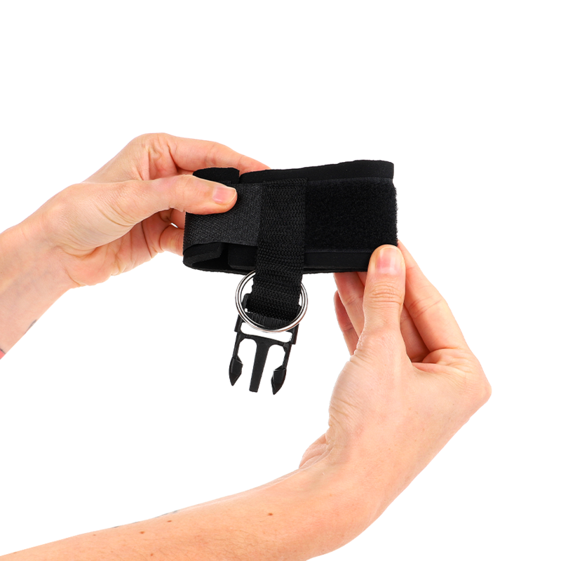 Schwarze Neopren-Handgelenkstütze mit Riemen und Schnallen, verstellbar von 22 bis 34 cm