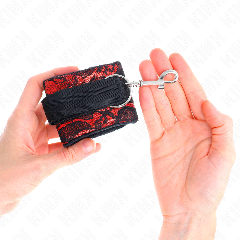 Kurze Samtspitzen-Handgelenksfesseln mit rot/schwarzer Nyloneinfassung 23 x 6,5 cm