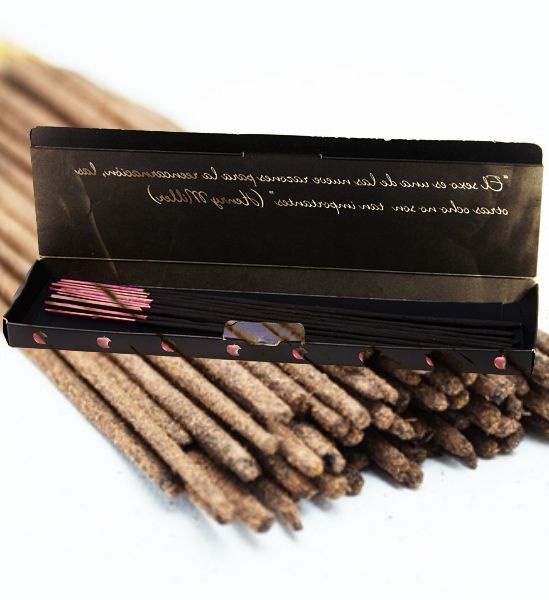 Erotische Räucherstäbchen mit Schokoladenpheromonen