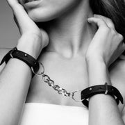Indiscreet Maze Handschellen-Armbänder Schwarz