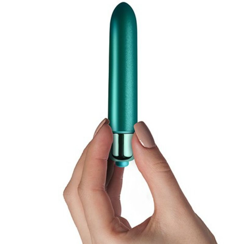 Vibrierender Ball mit samtigen Pfauenblütenblättern