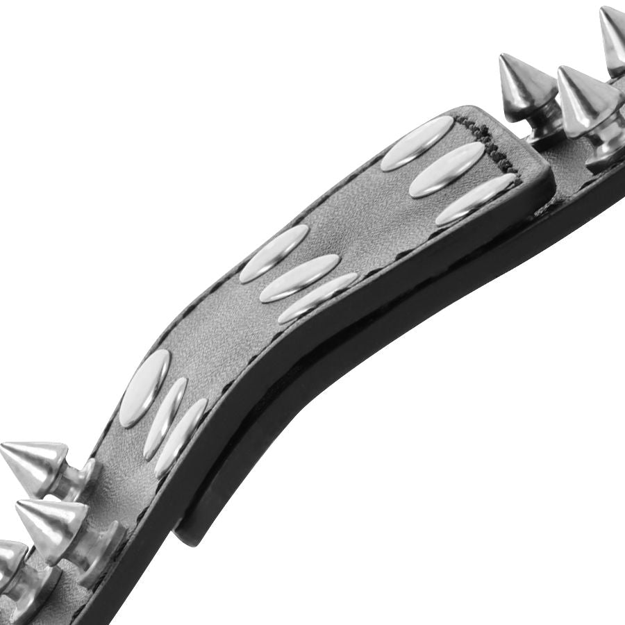 Schwarze Handschellen mit Stacheln in Form von Totenköpfen und Knochen