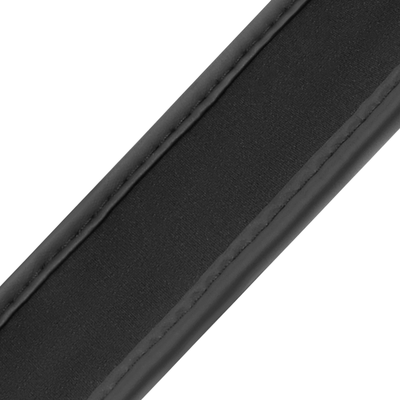 Offene Beinposition mit neoprengefütterten Handschellen