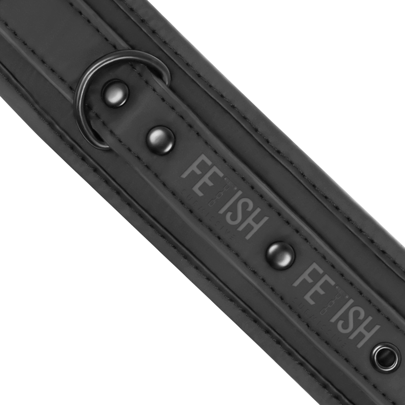 Offene Beinposition mit neoprengefütterten Handschellen
